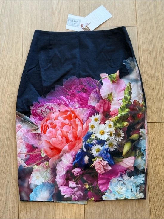 Ted Baker Dresses & Skirts - Ted Baker London Floral Pencil Skirt Size 0 NWT Dark Blue Bouquet Print Designer